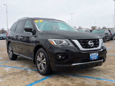 Used 2017 Nissan Pathfinder SV w/ SV Tech Package image 4