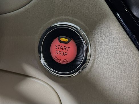 Used 2018 Nissan Pathfinder SV image 19