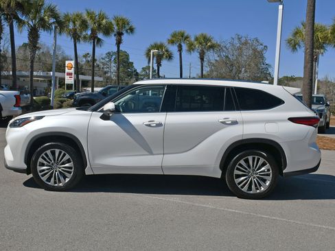 Used 2020 Toyota Highlander Platinum image 2