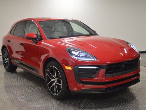 Certified 2025 Porsche Macan AWD/4WD image 9