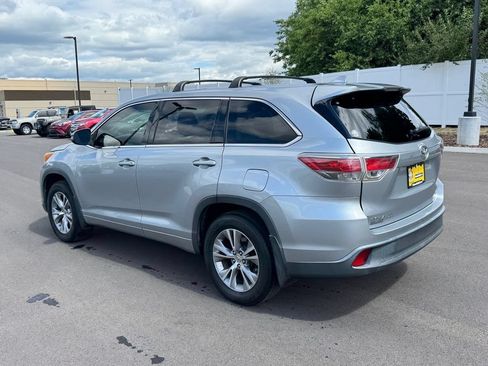 Used 2014 Toyota Highlander Plus w/ Preferred Accessory Package AWD/4WD image 4