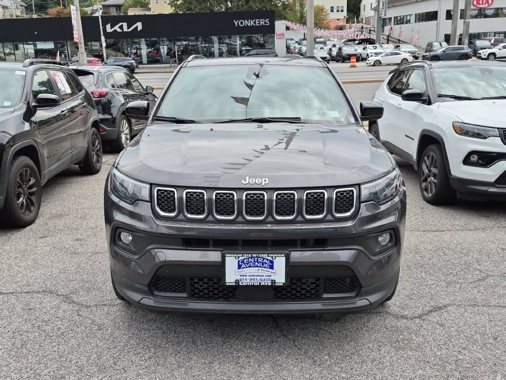 Used 2023 Jeep Compass Latitude w/ Sun and Sound Group AWD/4WD image 2