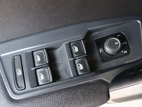 Used 2018 Volkswagen Tiguan SE AWD/4WD image 27