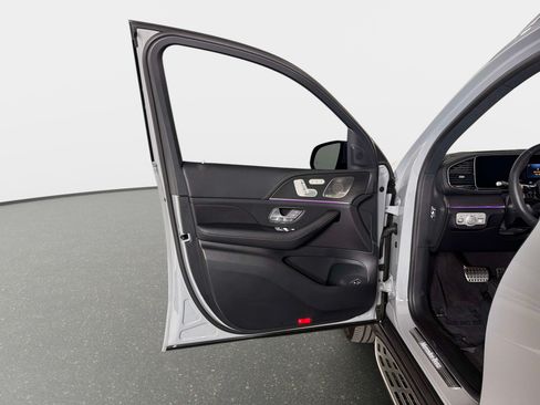 Used 2025 Mercedes-Benz GLS 580 4MATIC image 38