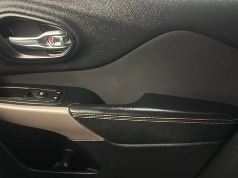 Used 2017 Jeep Cherokee Sport FWD image 16