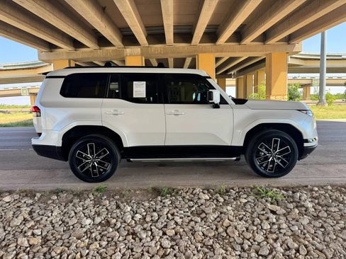 Used 2024 Lexus GX 550 w/ Accessory Package (Z1) AWD/4WD image 2