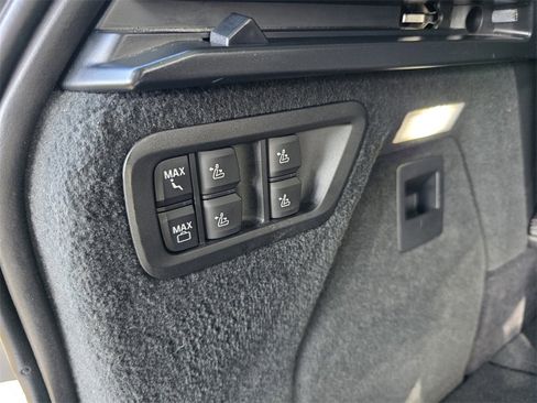 Used 2023 BMW X7 xDrive40i w/ Premium Package image 19