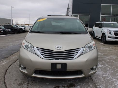 Used 2017 Toyota Sienna XLE Premium image 2