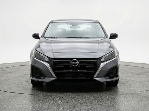 Used 2025 Nissan Altima 2.5 SV image 2