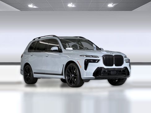 Used 2024 BMW X7 xDrive40i w/ M Sport Package AWD/4WD image 6