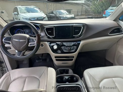 Used 2017 Chrysler Pacifica Touring-L FWD image 20