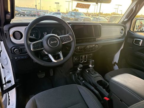 Certified 2025 Jeep Wrangler Unlimited Sahara AWD/4WD image 18