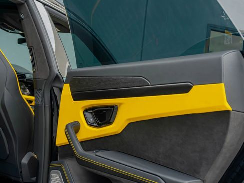 Used 2025 Lamborghini Urus SE image 68