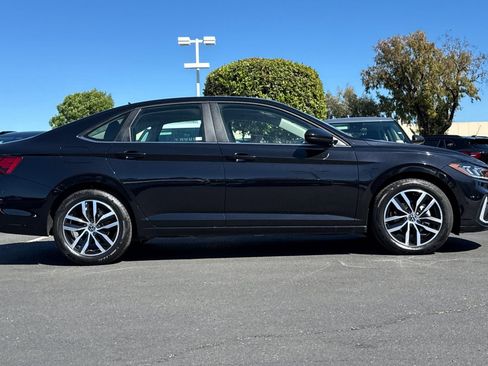 Used 2025 Volkswagen Jetta SE image 4