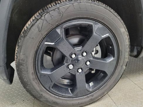 Used 2019 Jeep Grand Cherokee Laredo image 31