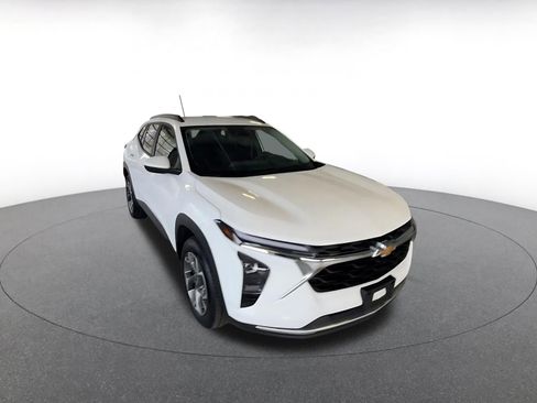 Used 2025 Chevrolet Trax LT image 3
