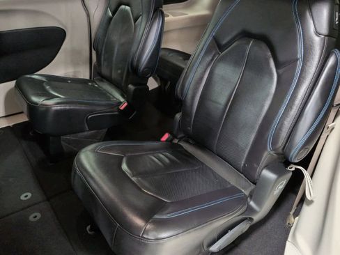 Used 2021 Chrysler Pacifica Touring-L image 12