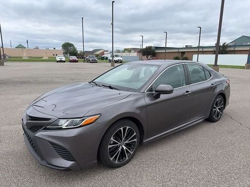 Used 2020 Toyota Camry SE FWD image 2