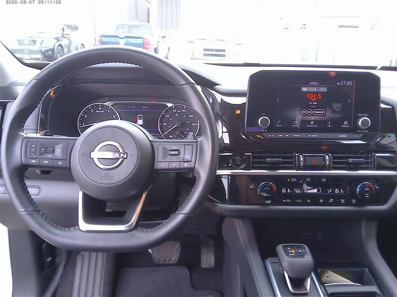 Used 2025 Nissan Pathfinder SV AWD/4WD image 12