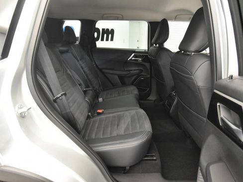 Used 2025 Mitsubishi Outlander SE image 18