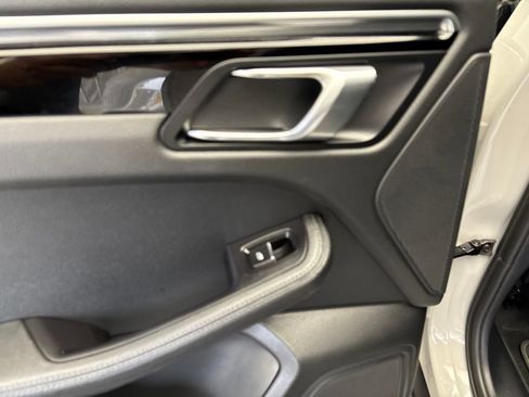 Certified 2023 Porsche Macan AWD/4WD image 19