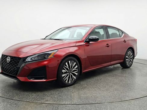 Used 2025 Nissan Altima 2.5 SV FWD image 3