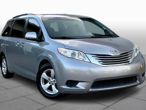 Used 2015 Toyota Sienna LE FWD image 3