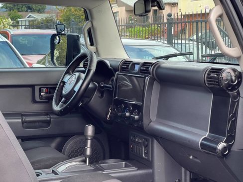 Used 2009 Toyota FJ Cruiser Base 4x2 4dr SUV image 18