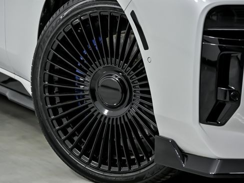 Used 2025 BMW 760i xDrive w/ Executive Package image 3