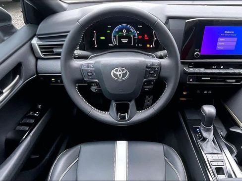 Used 2025 Toyota Camry SE w/ Convenience Package image 6