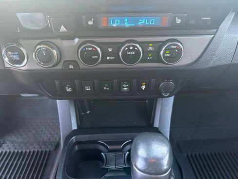 Used 2017 Toyota Tacoma TRD Off-Road AWD/4WD image 25