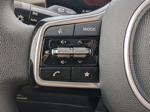 Used 2025 Kia Sorento LX image 18