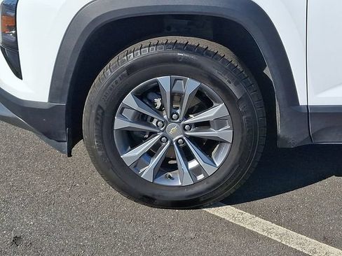 Used 2025 Chevrolet Equinox LT AWD/4WD image 8
