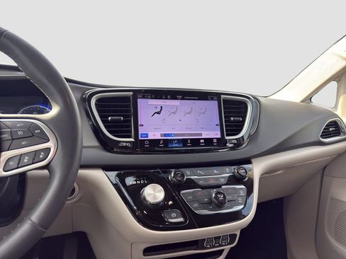 Used 2023 Chrysler Pacifica Touring-L FWD image 15
