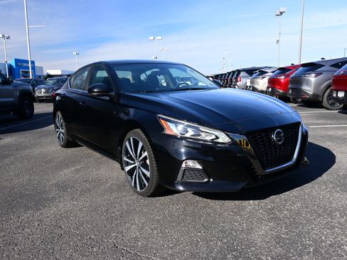 Certified 2020 Nissan Altima 2.5 SR w/ Premium Package image 2