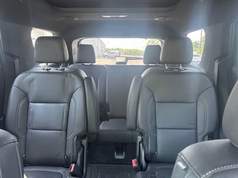 Used 2022 Chevrolet Traverse LT w/ LT Premium Package AWD/4WD image 9