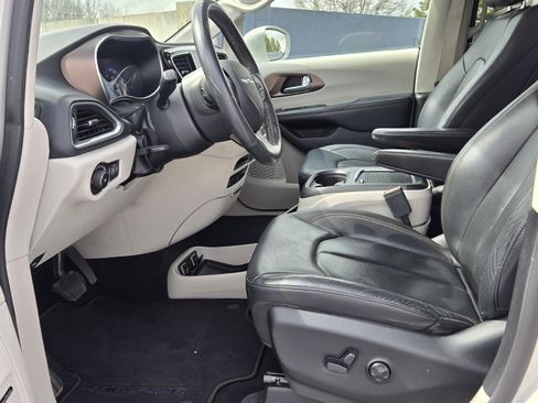 Used 2017 Chrysler Pacifica Touring-L Plus w/ Advanced Safetytec Group image 3