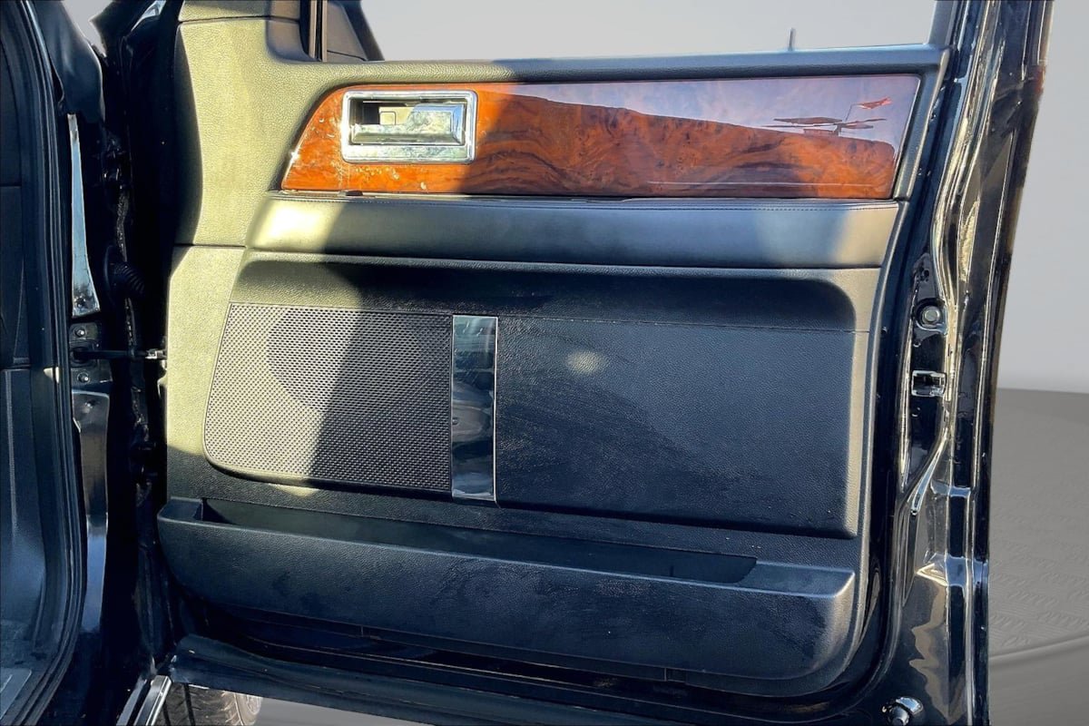 Used 2016 Lincoln Navigator Select RWD image 24
