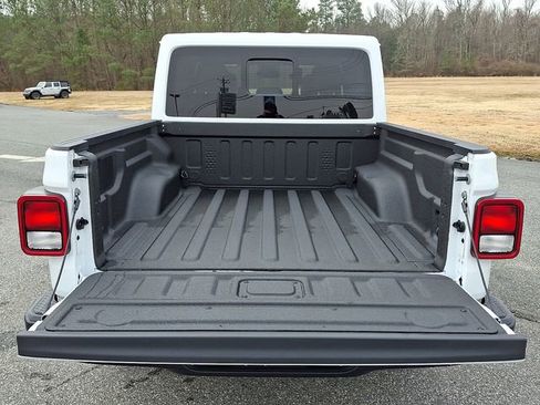 Used 2025 Jeep Gladiator Sport image 28