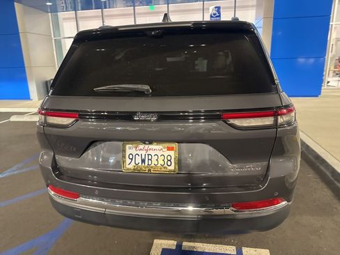 Used 2022 Jeep Grand Cherokee Limited w/ Luxury Tech Group II image 8