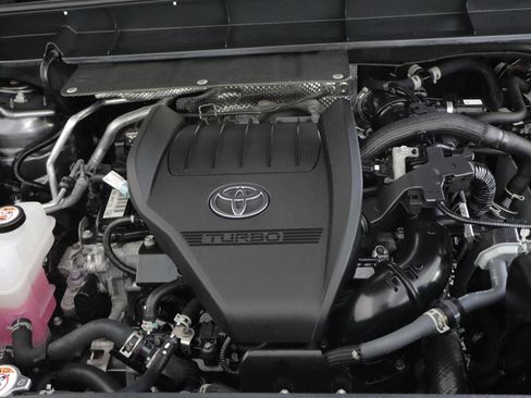 Used 2024 Toyota Highlander XLE AWD/4WD image 28