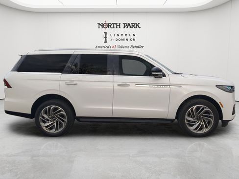 New 2026 Lincoln Navigator Premiere AWD/4WD image 2