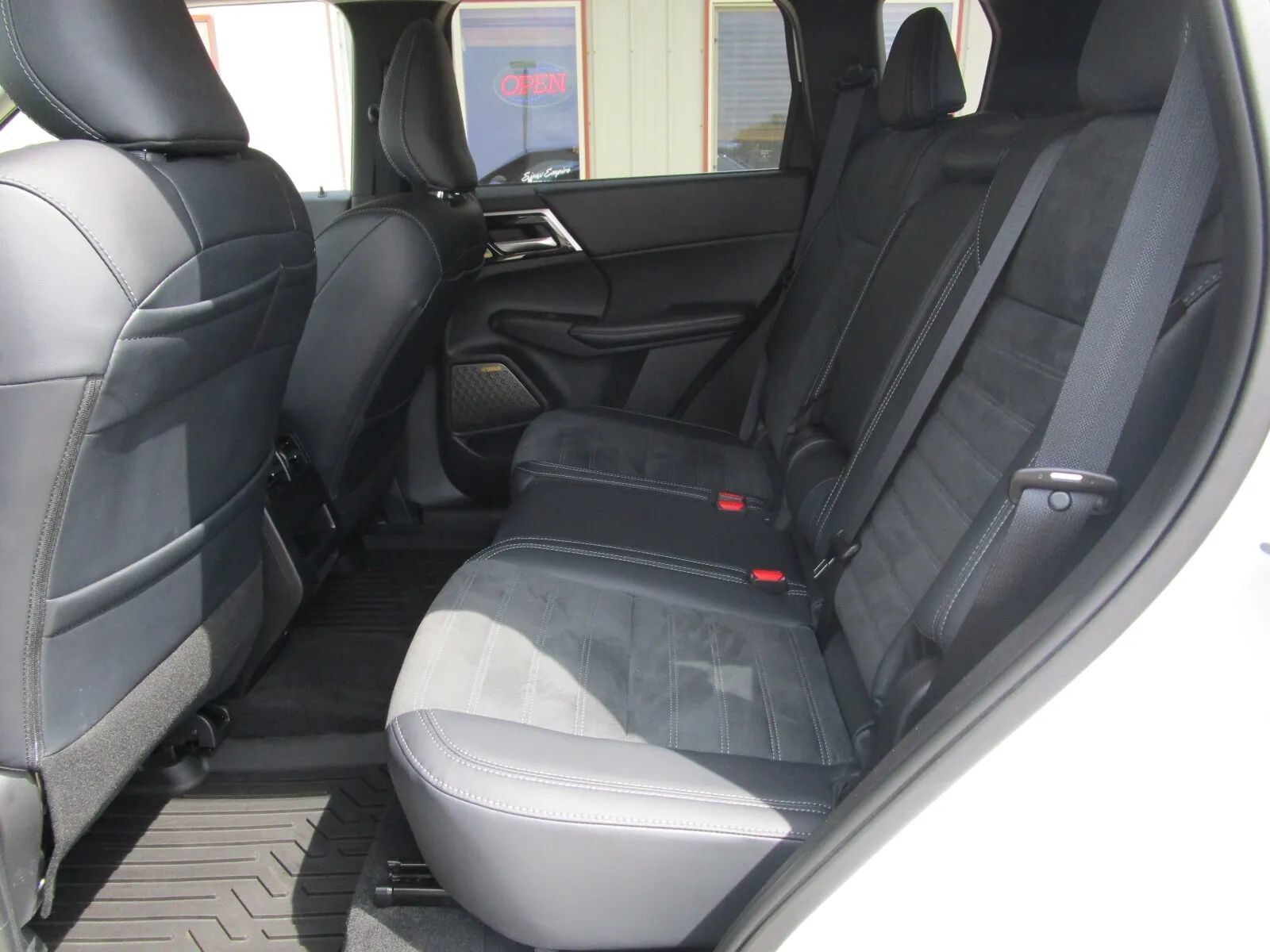 Used 2025 Mitsubishi Outlander SE AWD/4WD image 13
