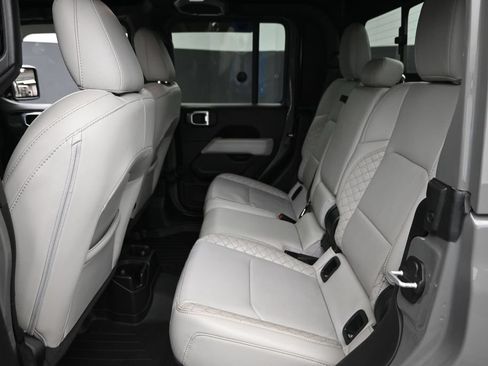 Used 2023 Jeep Gladiator Overland AWD/4WD image 12