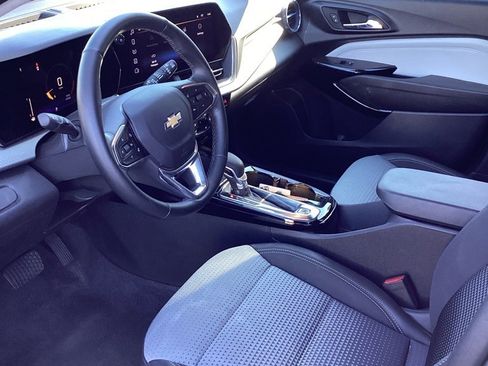 Used 2025 Chevrolet Trax LT w/ LT Convenience Package image 10