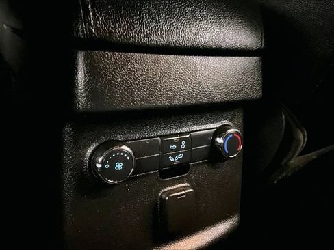Used 2018 Ford Explorer XLT w/ Equipment Group 202A AWD/4WD image 34