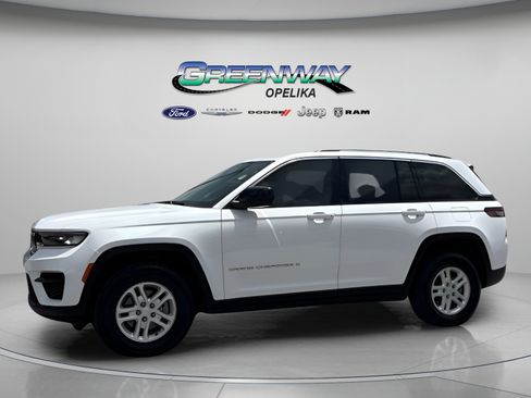 Used 2023 Jeep Grand Cherokee Laredo RWD image 8