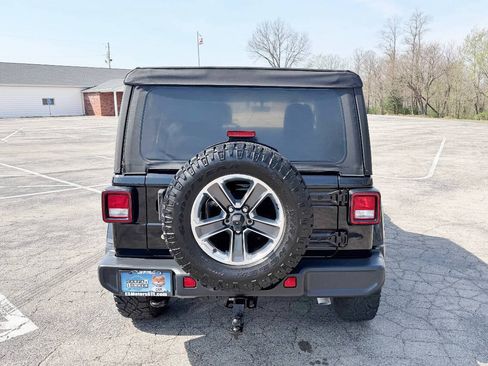 Used 2018 Jeep Wrangler Unlimited Sahara AWD/4WD image 6