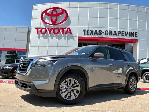 Used 2025 Nissan Pathfinder SV FWD image 2