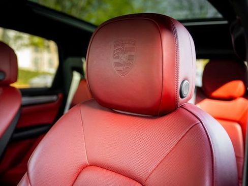 Used 2023 Porsche Cayenne Platinum Edition image 39